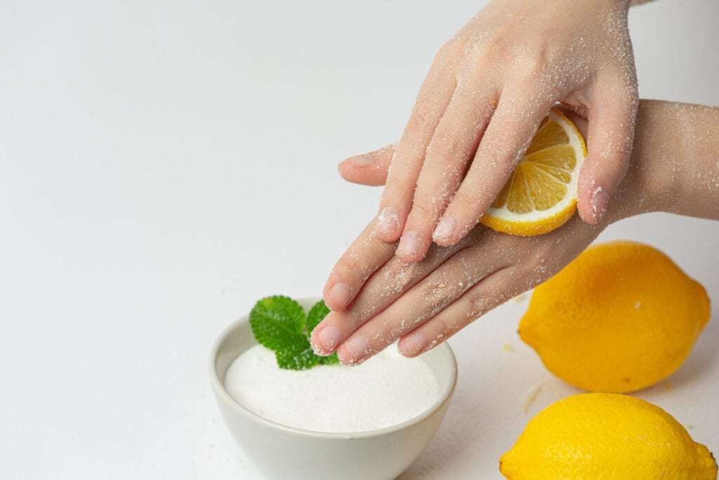 scrub-casalingo-con-limone